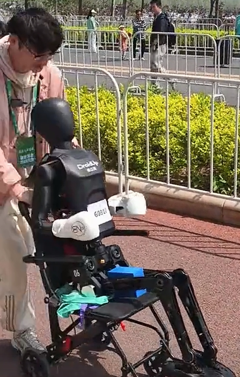 星空体育-费耶诺德训练开放日，今晨队长鼓劲引欢呼，意大利杯在即，团队化学反应显著-星空体育